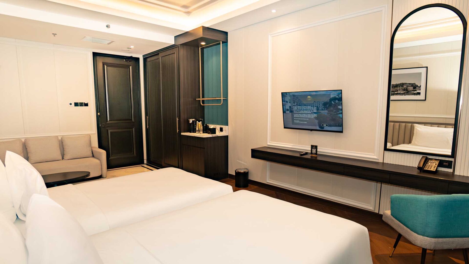 Executive Twin Pool View