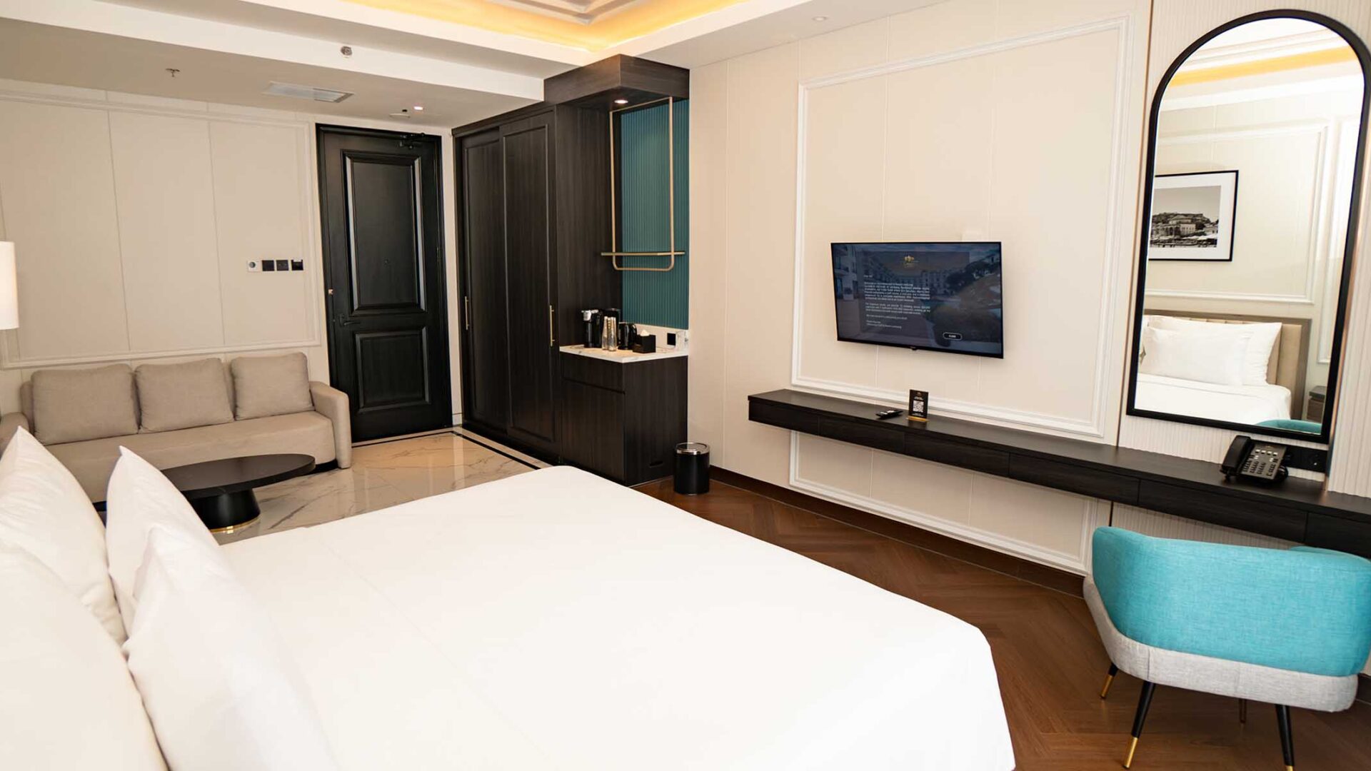 Executive King Pool View